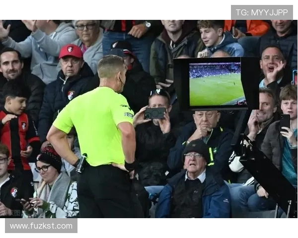 国安与鲁能比赛中争议视频引发热议球迷热议裁判判罚是否公正